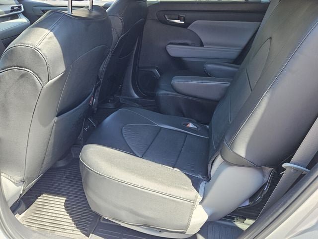 Used 2024 Toyota Highlander XLE FWD image 12