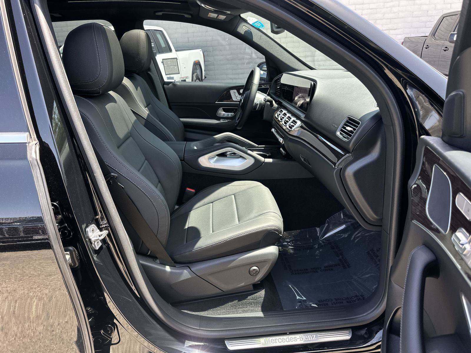 Used 2025 Mercedes-Benz GLE 450e 4MATIC w/ Driver Assistance Package image 28