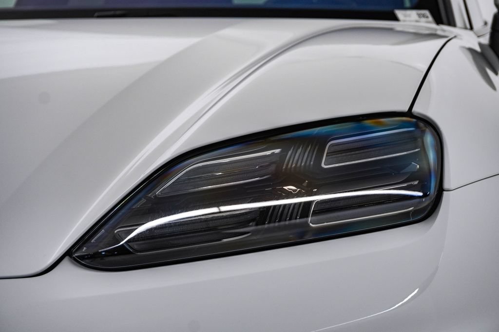 Certified 2025 Porsche Macan 4 Electric AWD/4WD image 7
