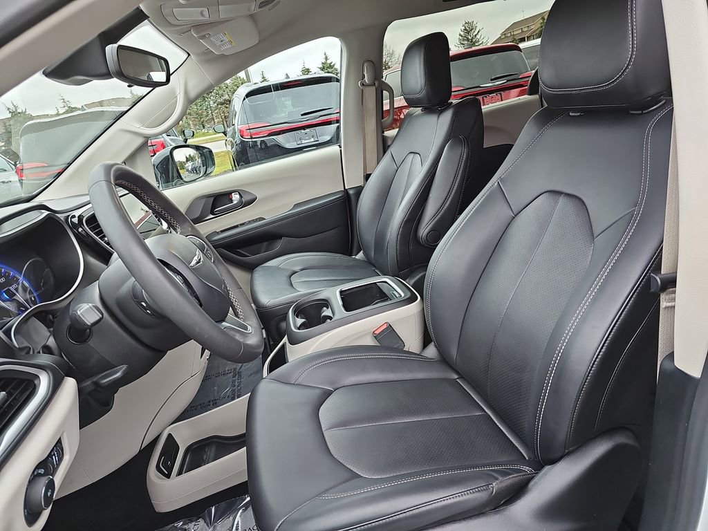 Used 2024 Chrysler Pacifica Touring-L image 16