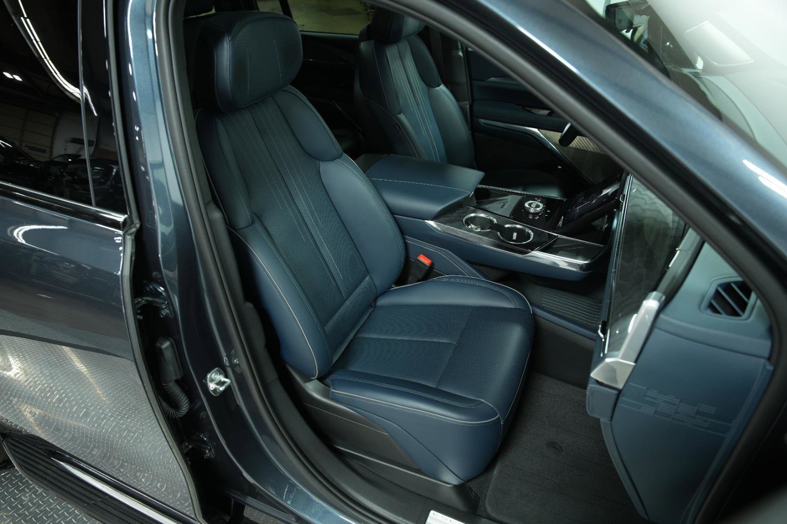 Used 2025 Cadillac Escalade IQ Luxury 2 w/ LPO, Premium Carpet Package image 16