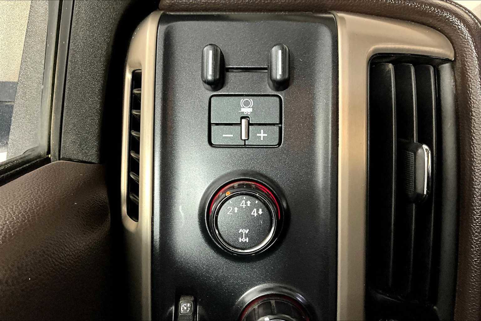 Used 2015 GMC Sierra 3500 Denali w/ Duramax Plus Package image 32