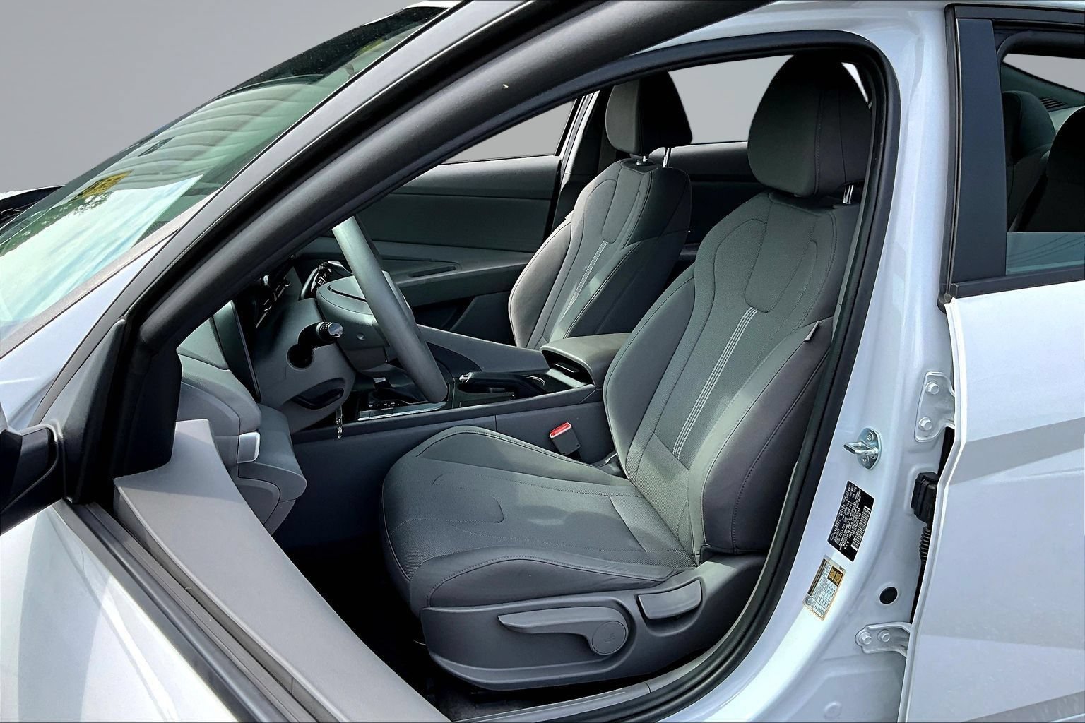 Used 2025 Hyundai Elantra SE FWD image 18