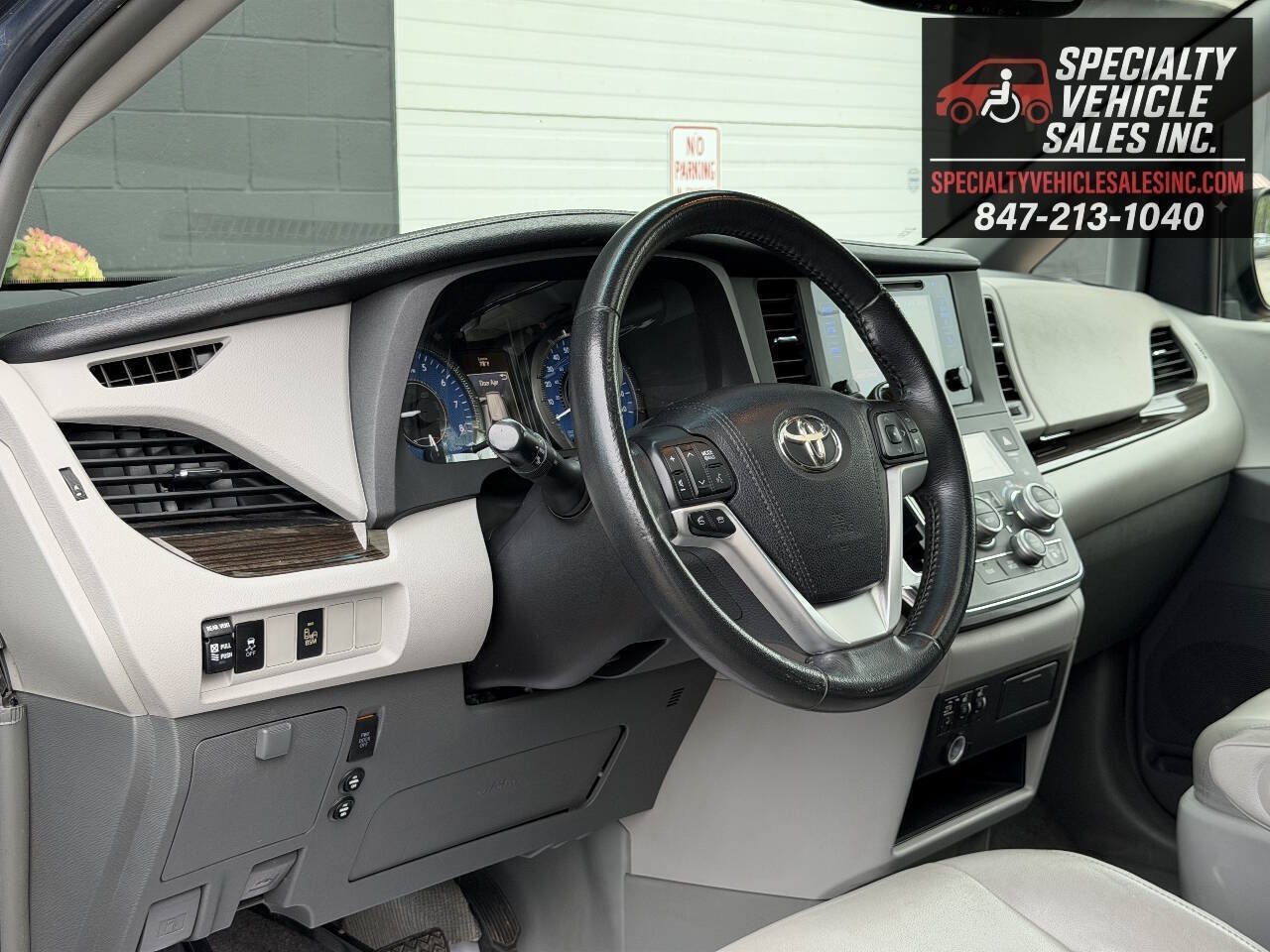Used 2015 Toyota Sienna XLE FWD image 31