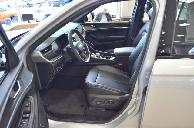 New 2025 Jeep Grand Cherokee Limited w/ Black Appearance Package image 14