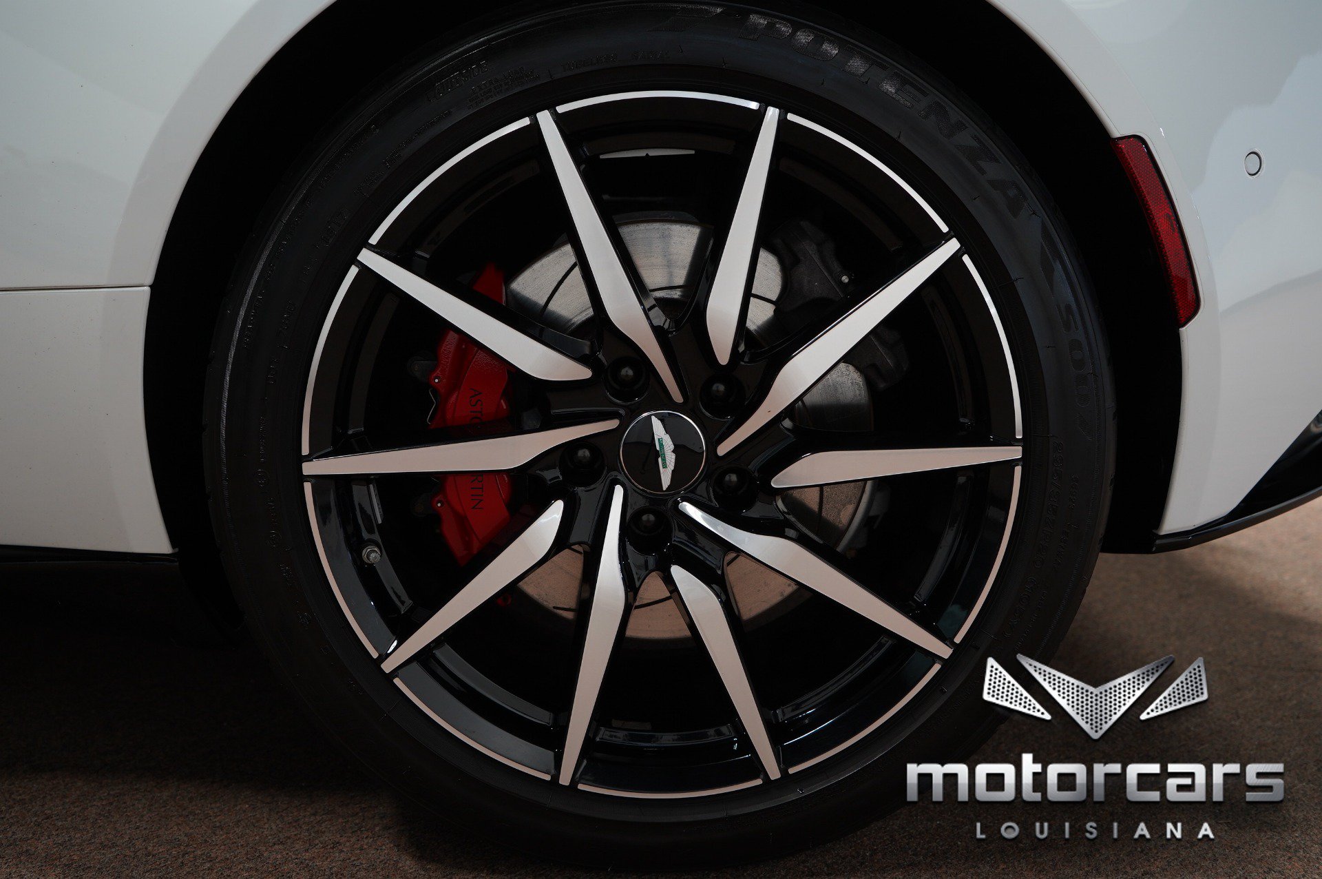 Used 2018 Aston Martin DB11 Coupe RWD image 23