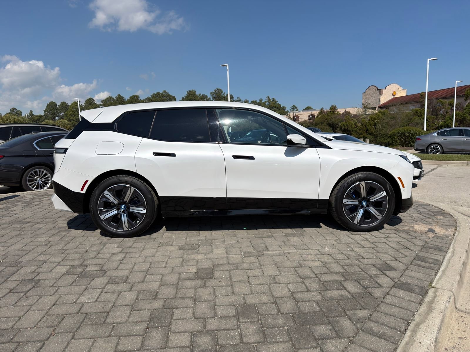 Used 2023 BMW iX xDrive50 w/ Sport Package image 8