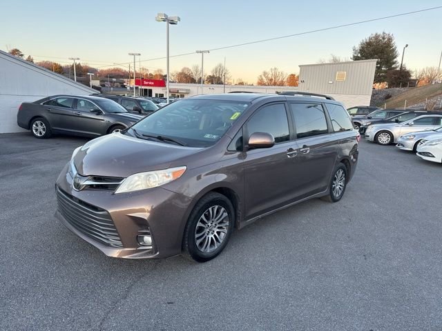 Used 2018 Toyota Sienna XLE w/ XLE Navigation Package image 4