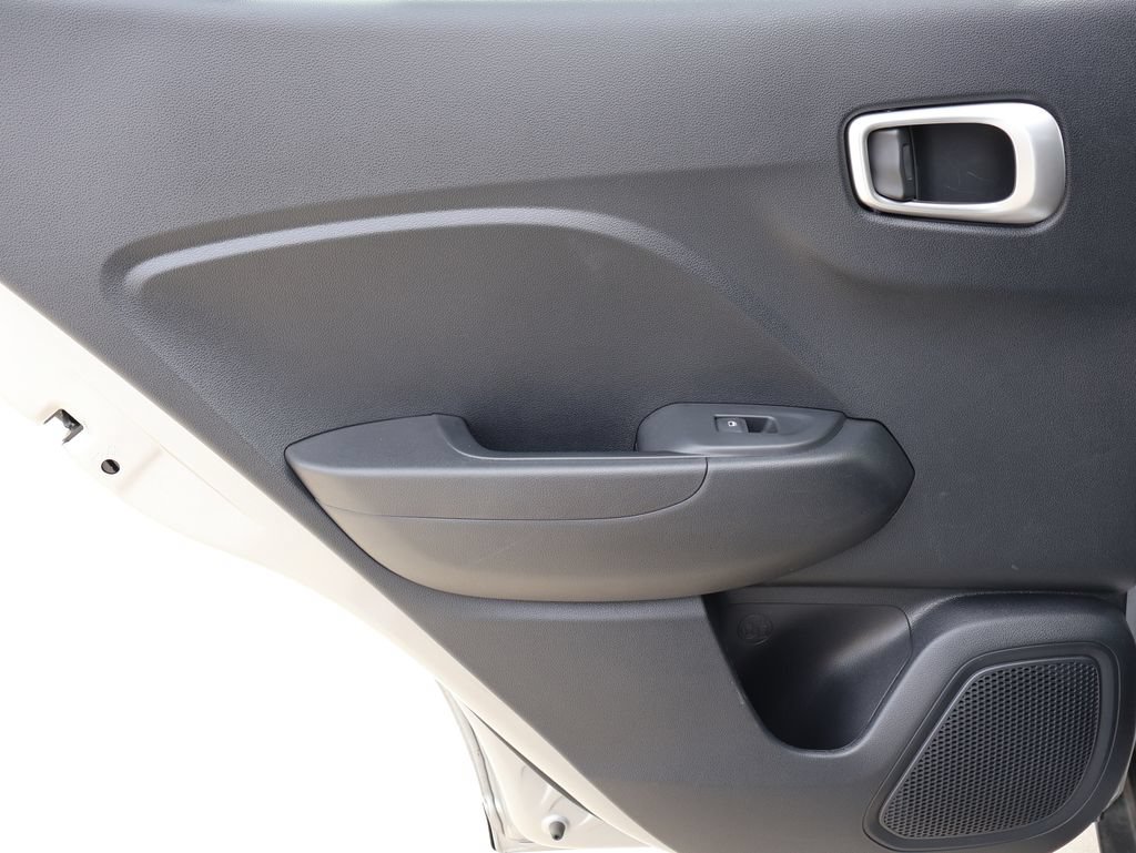 Used 2025 Hyundai Venue SEL FWD image 15