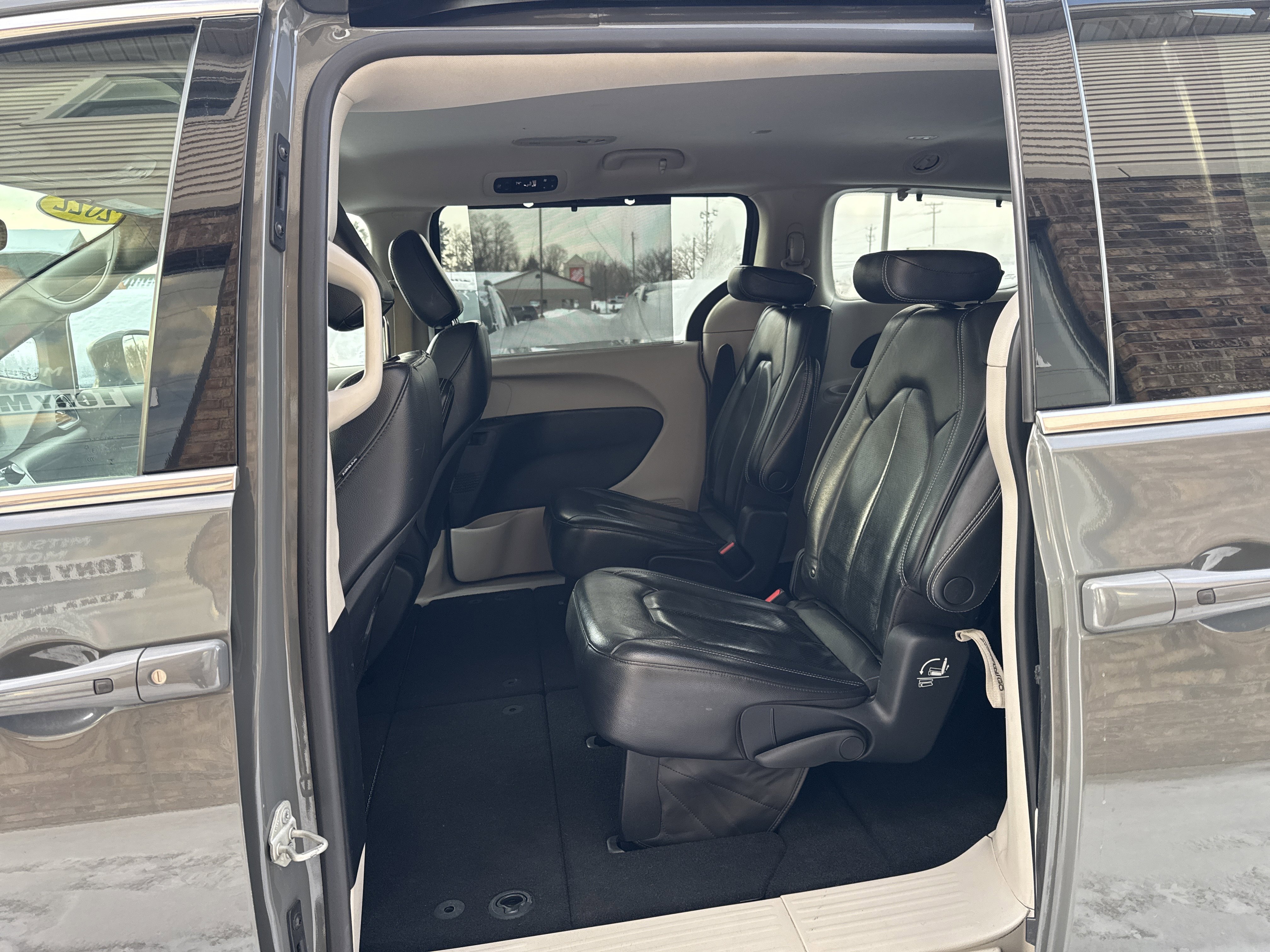 Used 2022 Chrysler Pacifica Touring-L image 10
