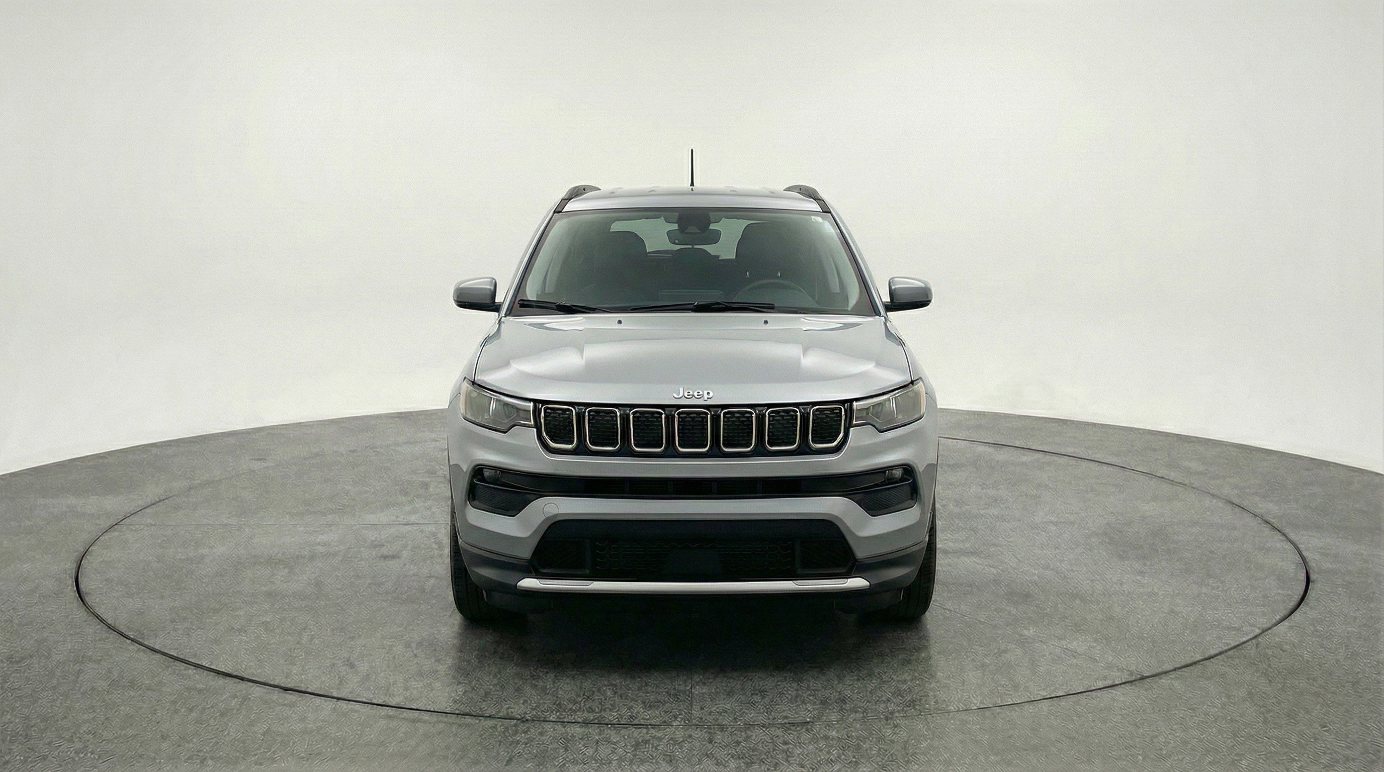 Used 2025 Jeep Compass Latitude image 2