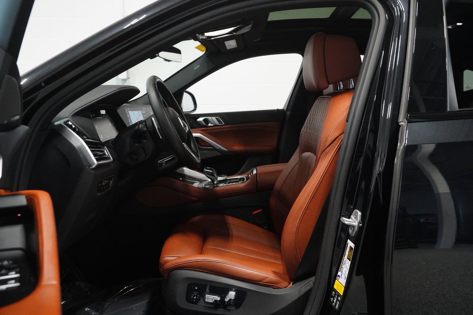 Used 2021 BMW X6 M50i w/ Executive Package image 11