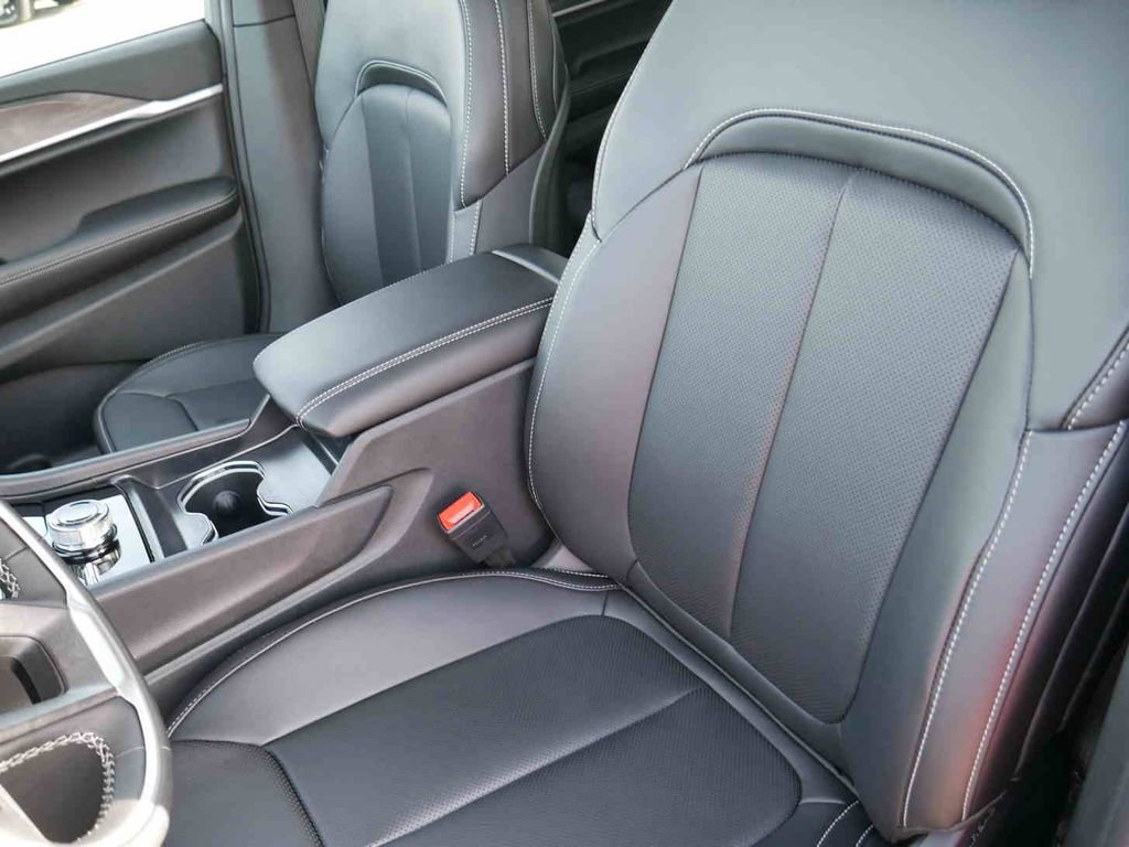 New 2025 Jeep Grand Cherokee Limited w/ Luxury Tech Group II image 30