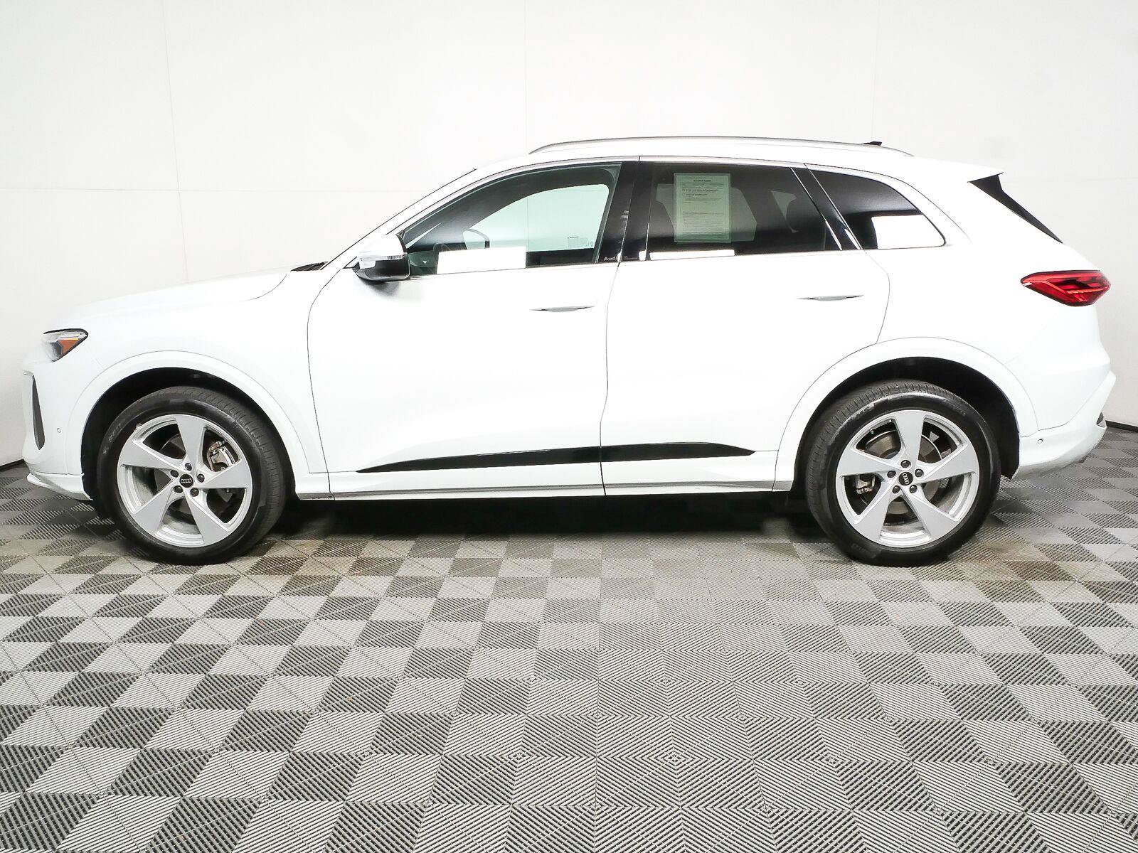 Used 2025 Audi Q5 Premium Plus w/ Premium Plus AWD/4WD image 28