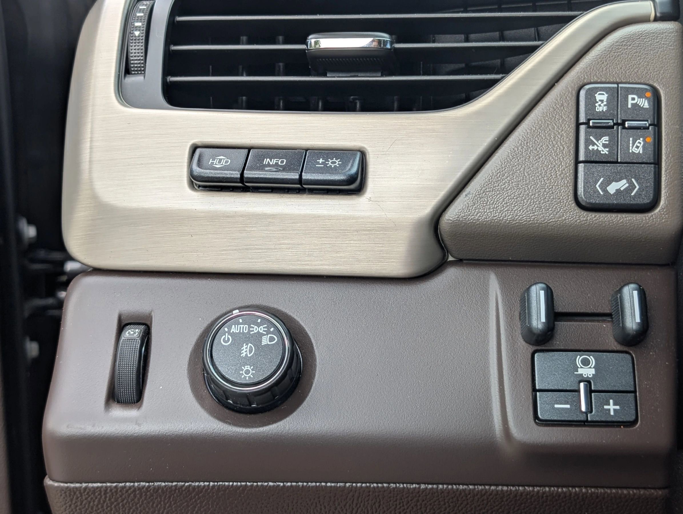 Used 2015 GMC Yukon Denali w/ Premium Package RWD image 22