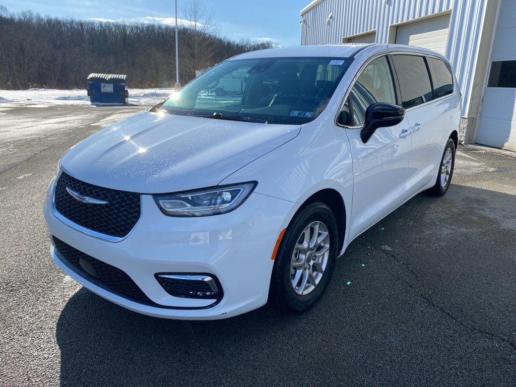 Used 2024 Chrysler Pacifica Touring-L image 7