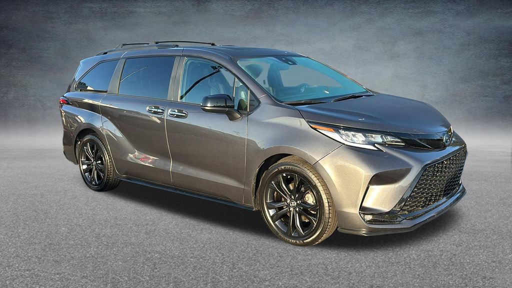Used 2025 Toyota Sienna XSE FWD image 2
