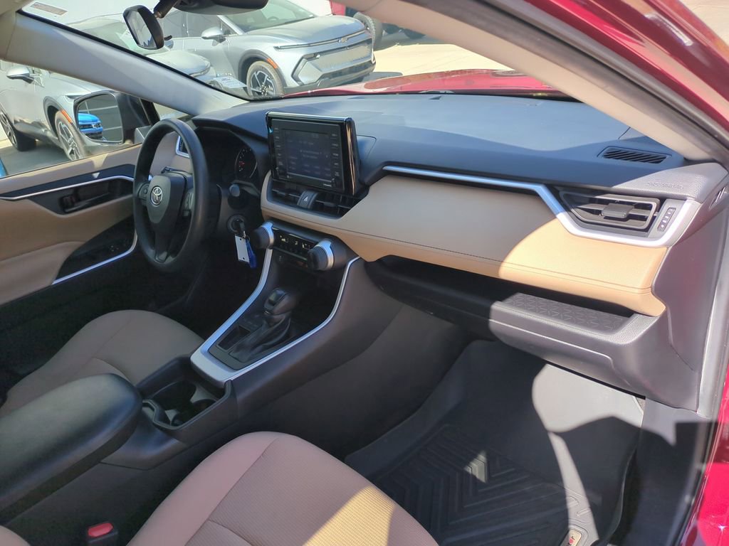 Used 2021 Toyota RAV4 LE image 34