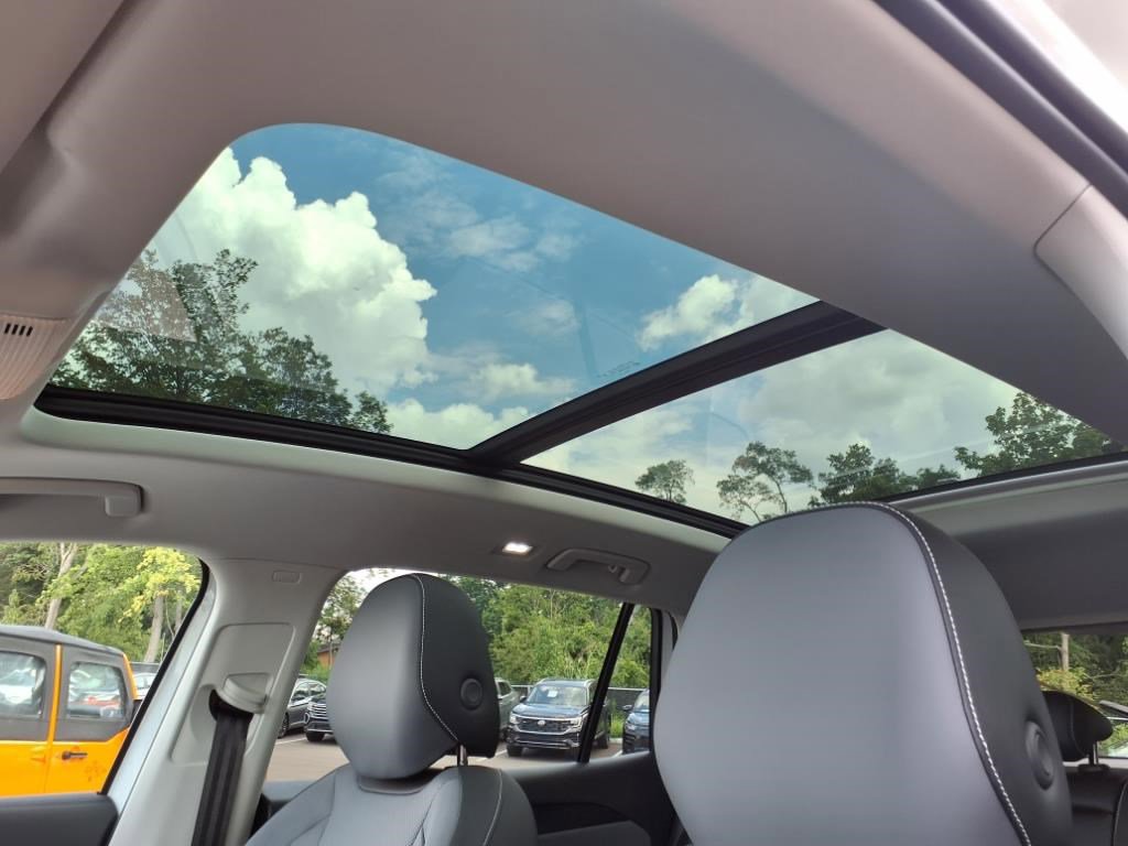 New 2025 Volkswagen Tiguan SE image 14
