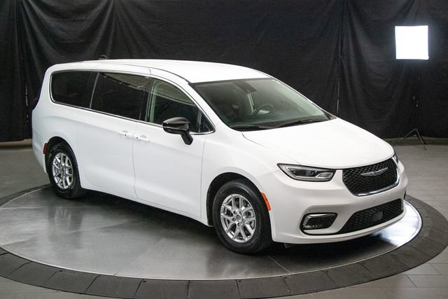 Used 2024 Chrysler Pacifica Touring-L FWD image 3