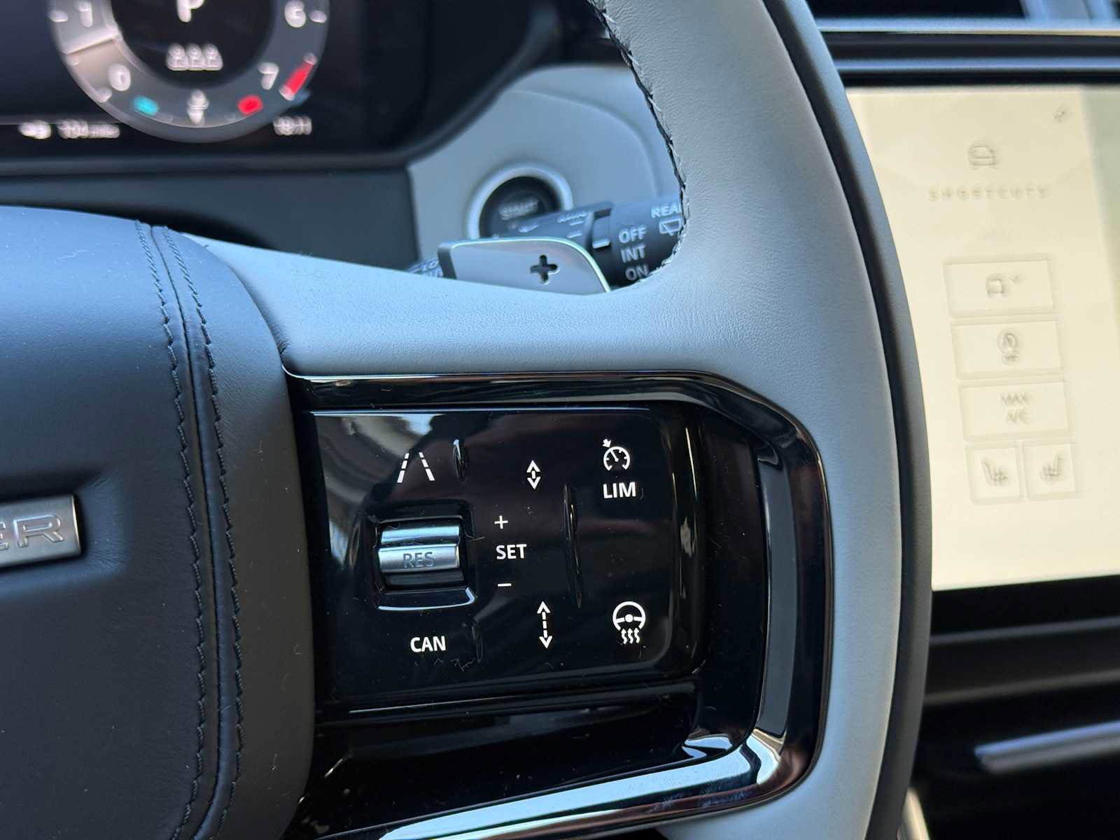 New 2026 Land Rover Range Rover Velar Dynamic SE image 23