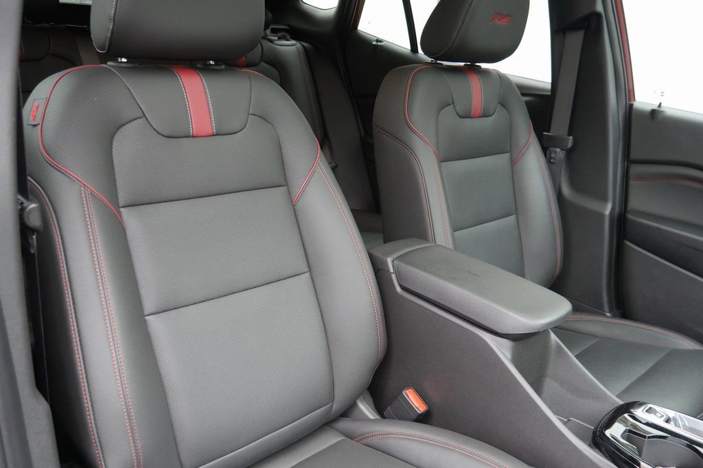 Used 2025 Chevrolet Trax RS w/ Sunroof Package image 23