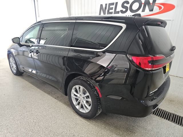 New 2026 Chrysler Pacifica Select AWD/4WD image 9