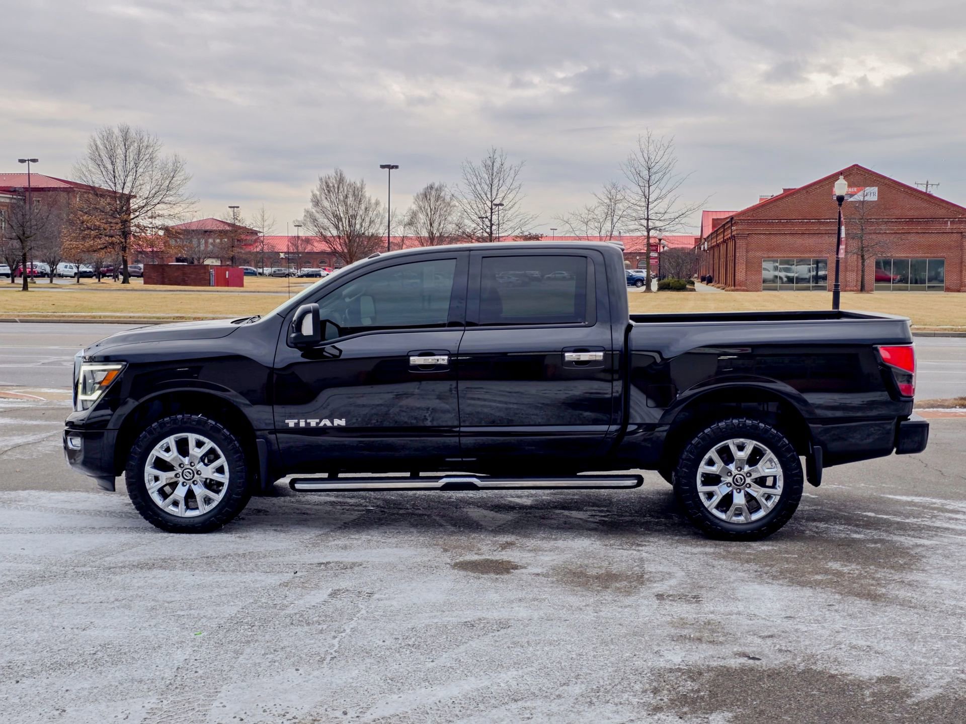 Used 2021 Nissan Titan SL w/ Moonroof Package image 14