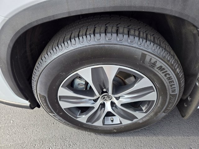 Used 2023 Toyota Highlander XLE FWD image 24