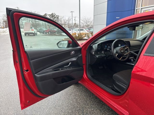 Used 2023 Hyundai Elantra SEL w/ Convenience Package image 11