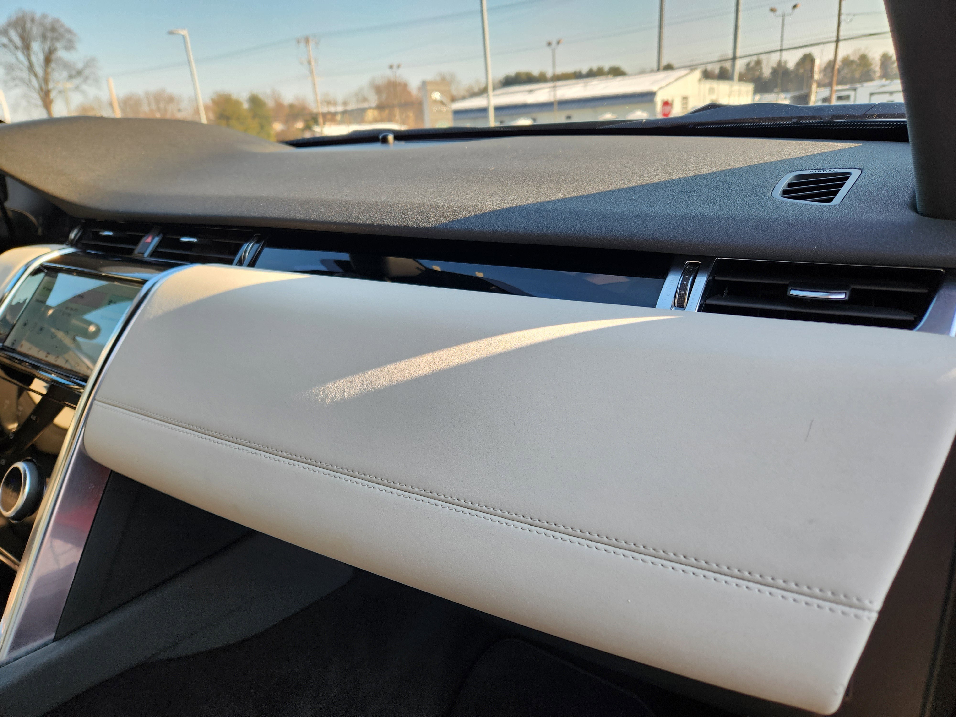 Used 2020 Land Rover Discovery Sport SE image 17