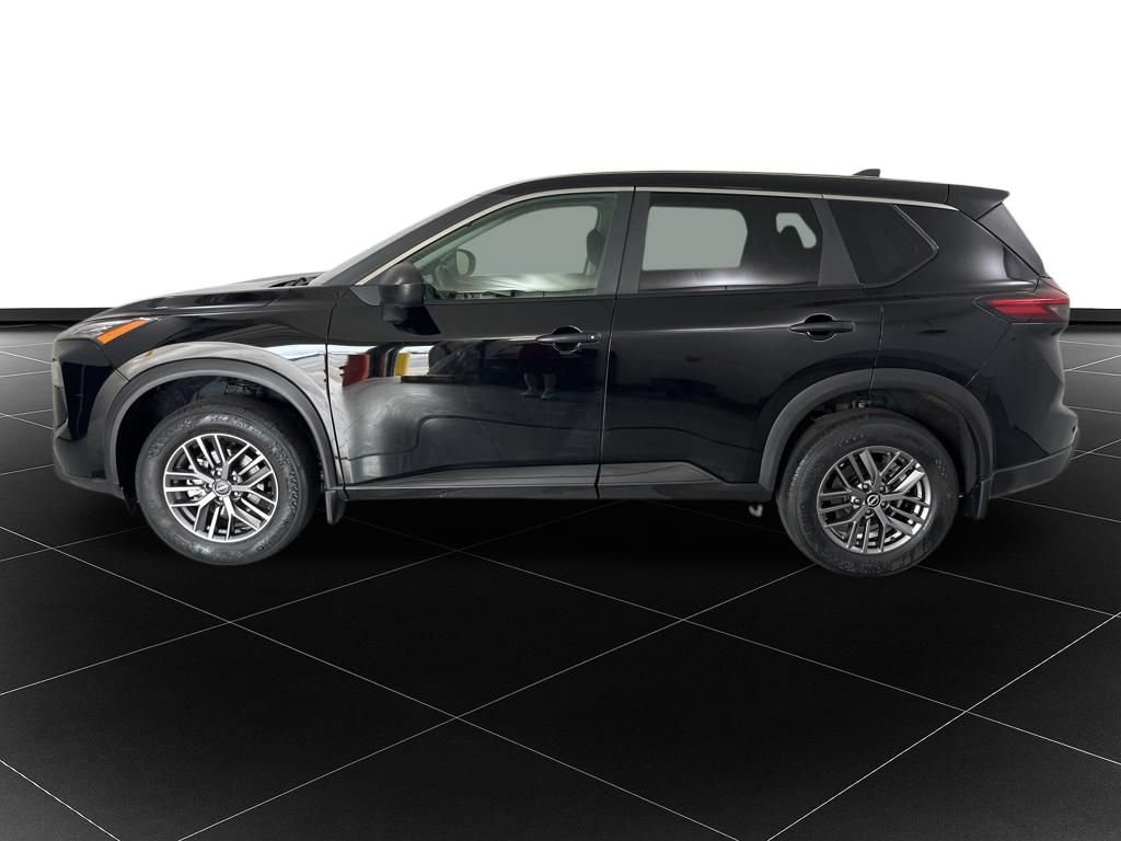 Used 2024 Nissan Rogue S AWD/4WD image 2
