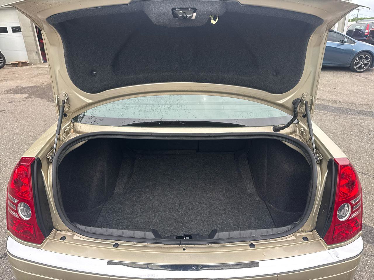 Used 2010 Chrysler 300 Limited RWD image 12