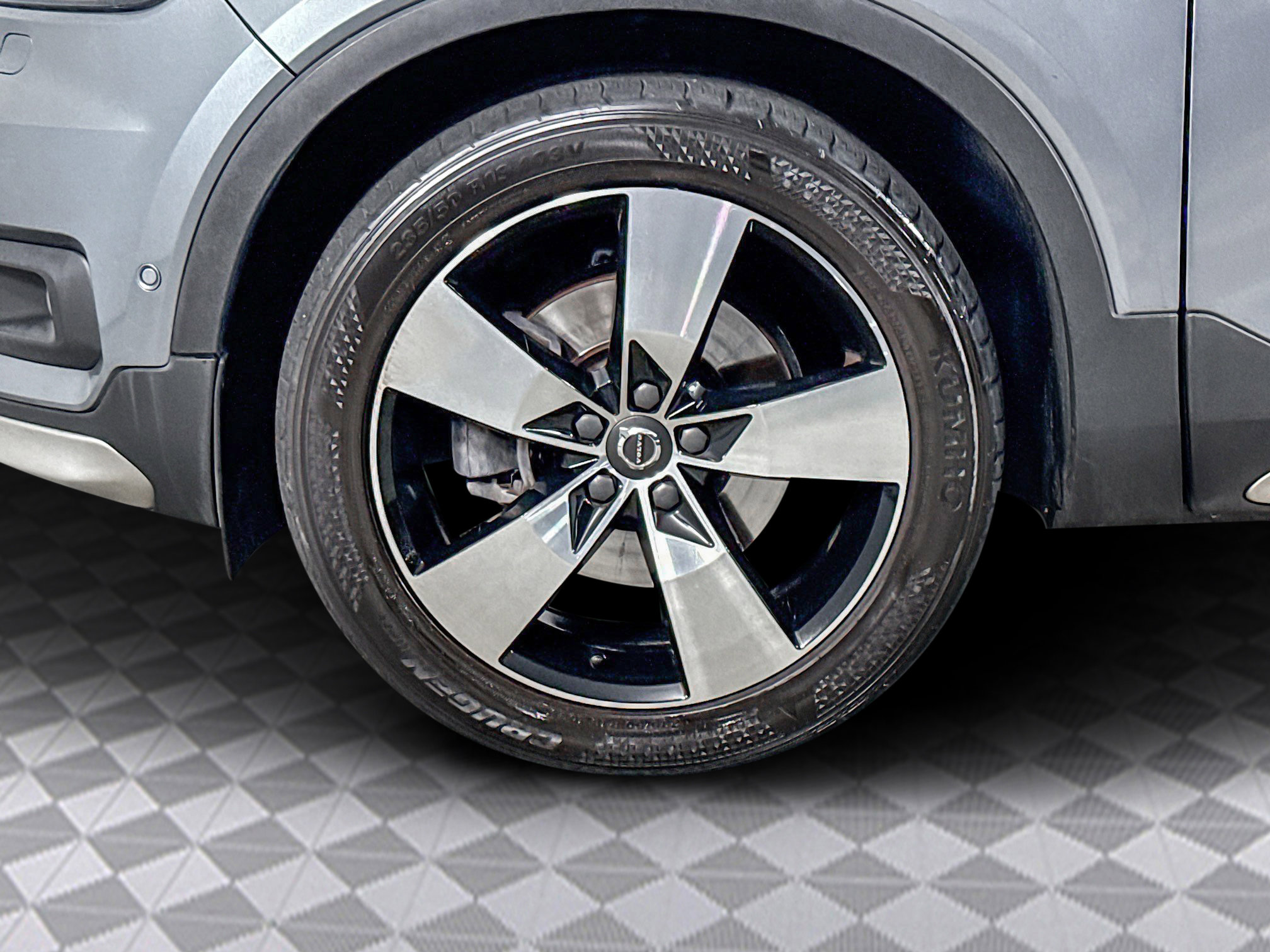 Used 2019 Volvo XC40 T4 Momentum image 32