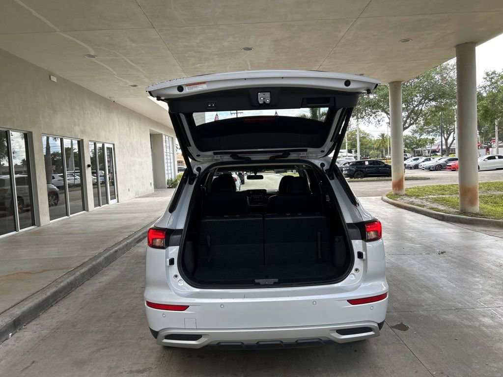 Used 2024 Mitsubishi Outlander AWD image 35