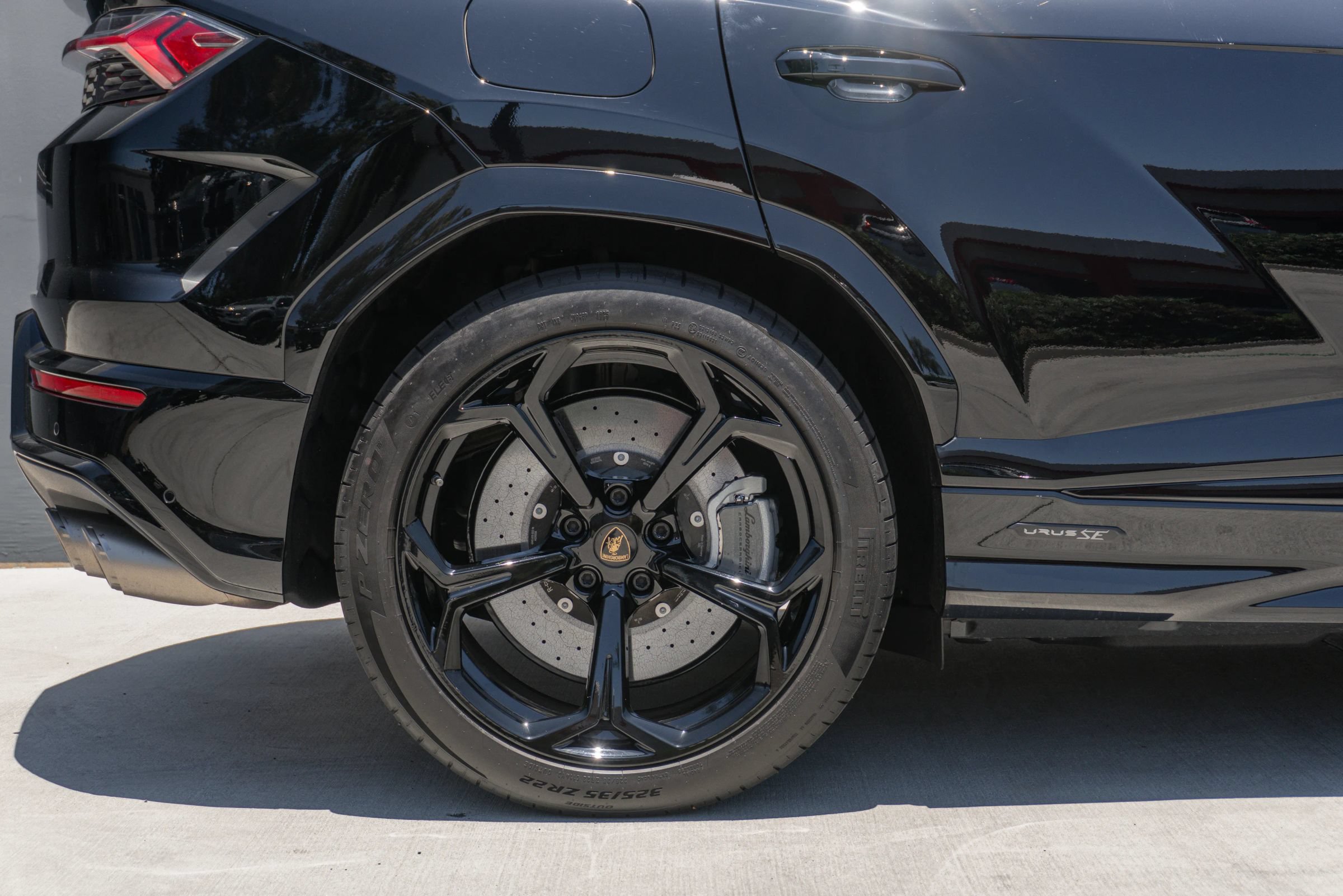 Used 2026 Lamborghini Urus SE AWD/4WD image 35