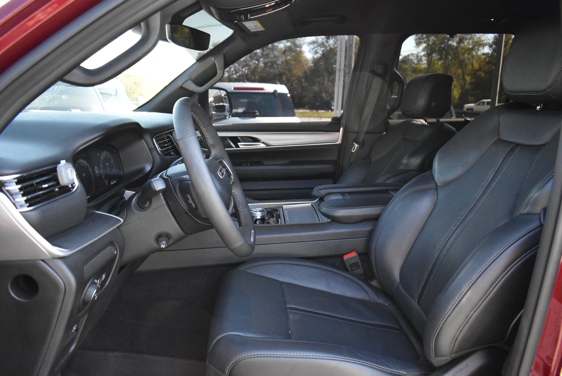 Used 2025 Jeep Wagoneer Series III AWD/4WD image 14
