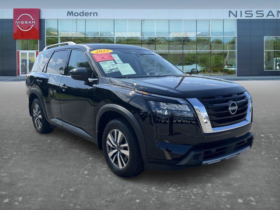 Certified 2025 Nissan Pathfinder SL w/ Cargo Package FWD image 3