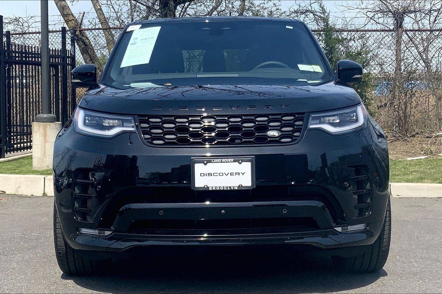 Certified 2025 Land Rover Discovery Dynamic SE AWD/4WD image 3