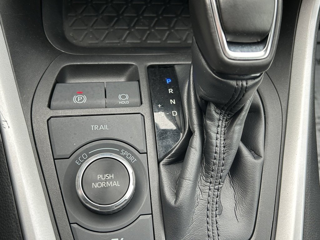Used 2022 Toyota RAV4 XLE Premium image 16