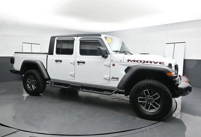 Used 2024 Jeep Gladiator Mojave w/ Technology Group AWD/4WD image 2