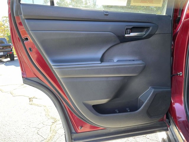 Used 2022 Toyota Highlander XLE image 17