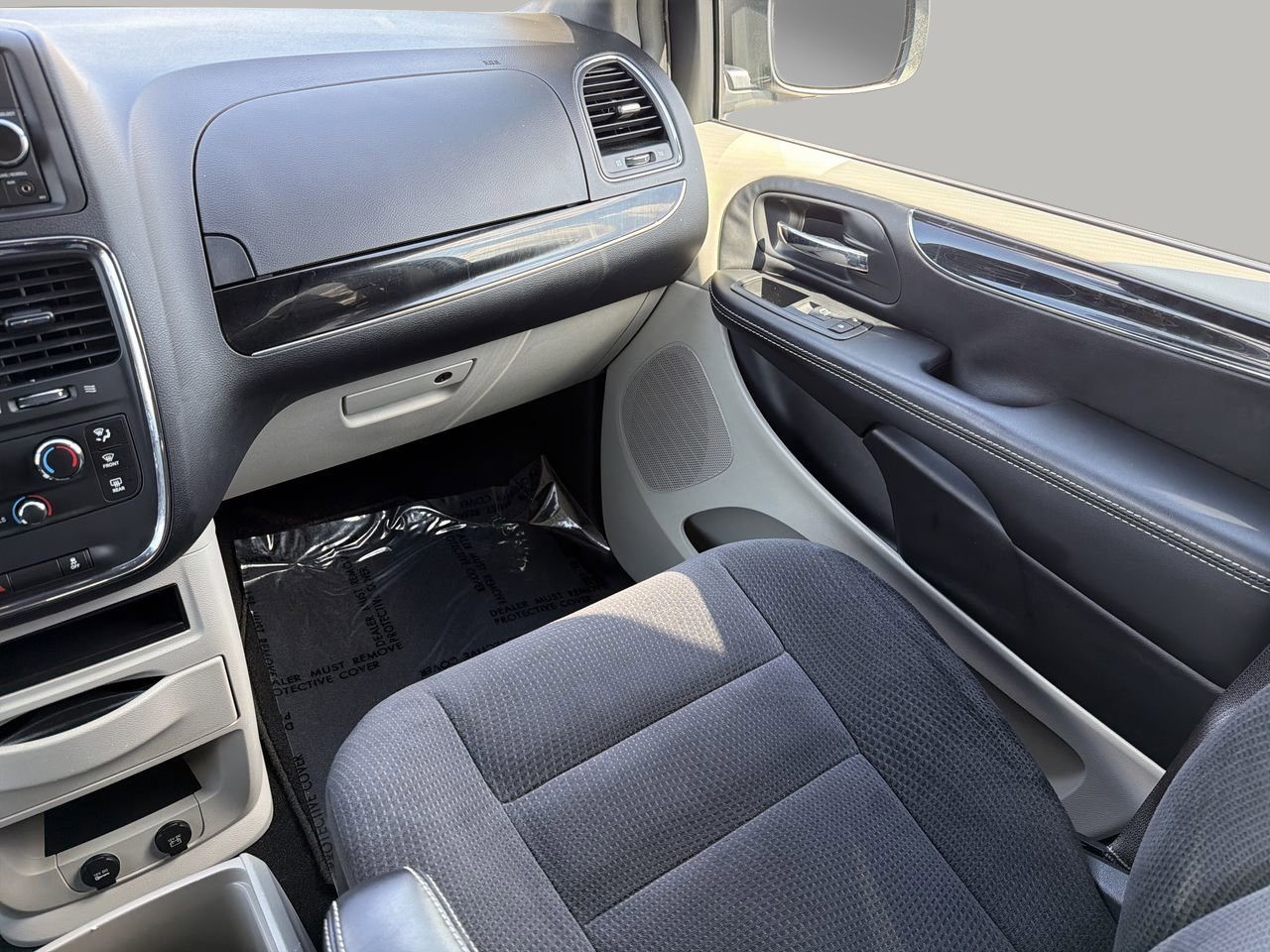 Used 2016 Dodge Grand Caravan SE FWD image 15