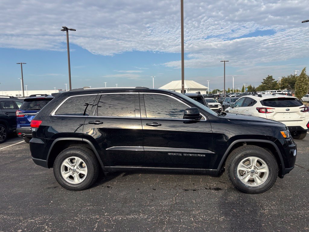 Used 2017 Jeep Grand Cherokee Laredo w/ Quick Order Package 23E AWD/4WD image 2