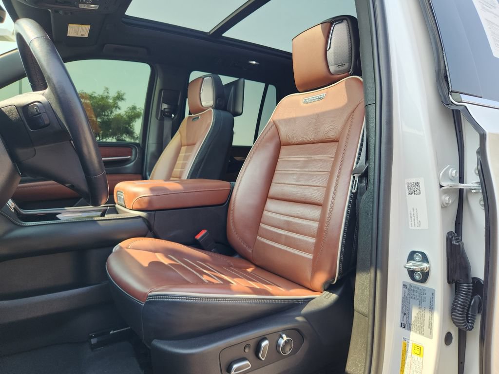 Used 2023 GMC Yukon Denali Ultimate AWD/4WD image 3