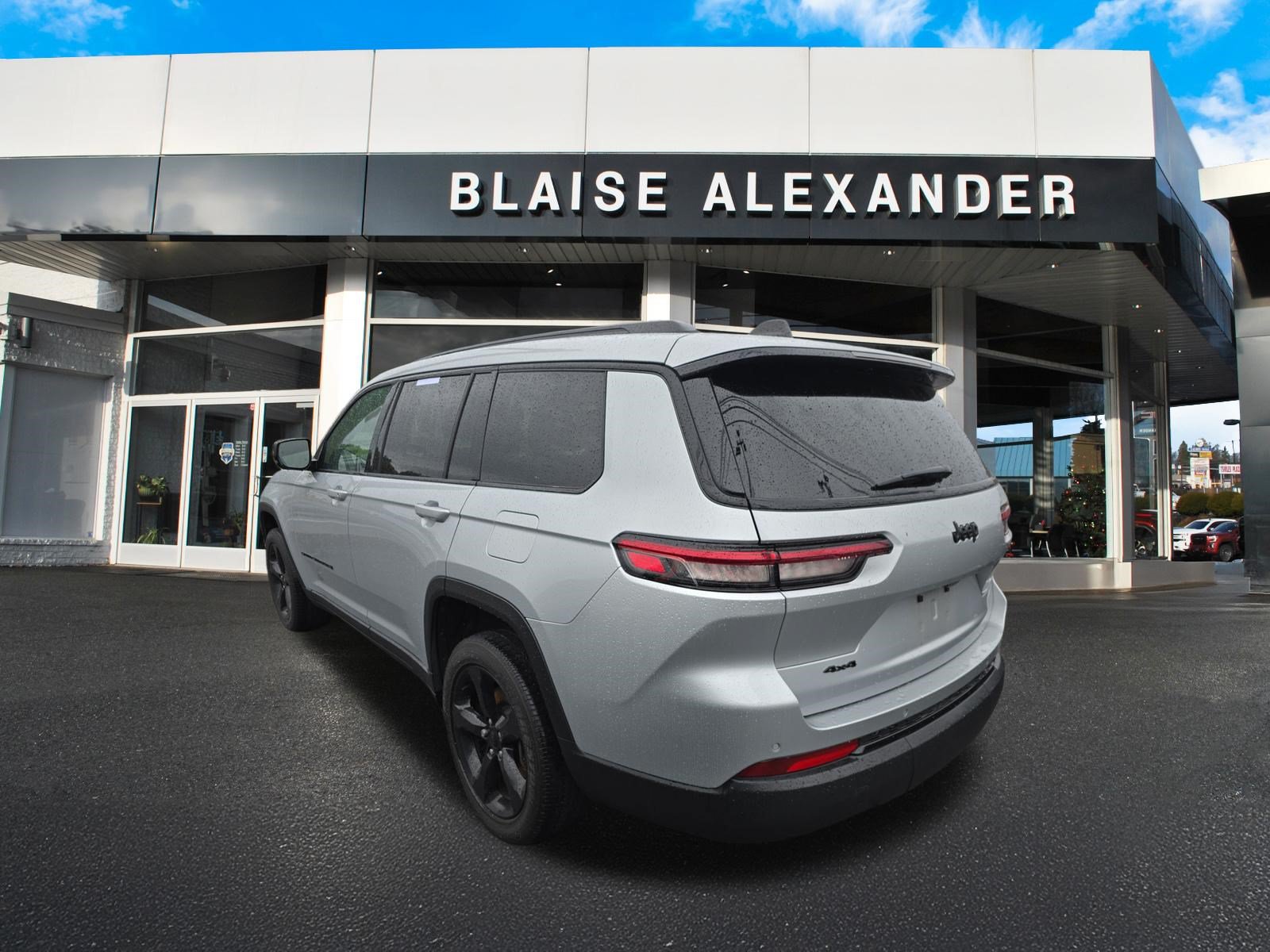 Used 2023 Jeep Grand Cherokee L Altitude AWD/4WD image 7