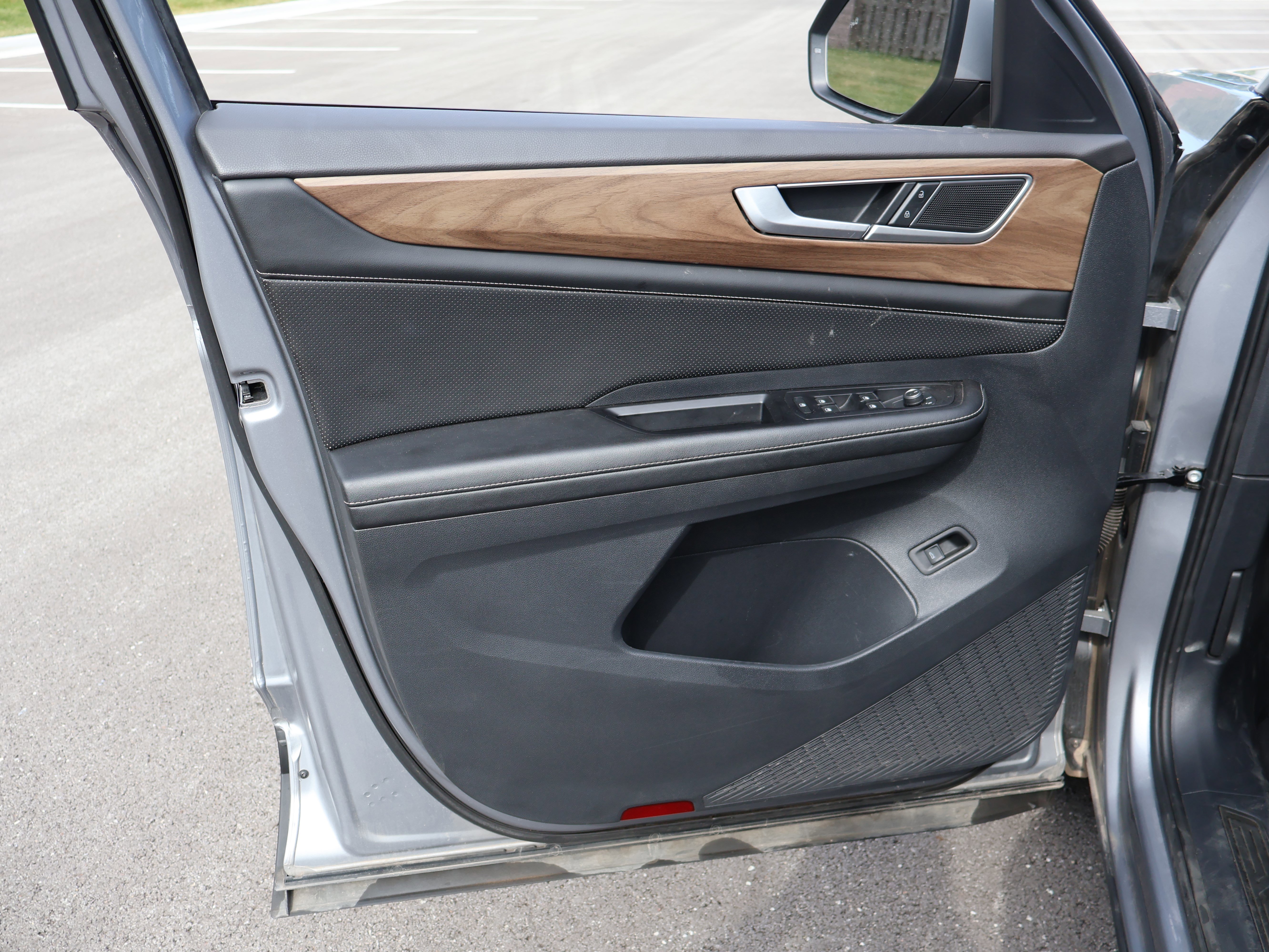 Used 2024 Volkswagen Atlas SE image 32