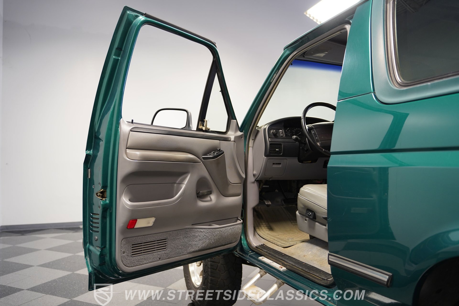 Used 1996 Ford Bronco XLT image 36