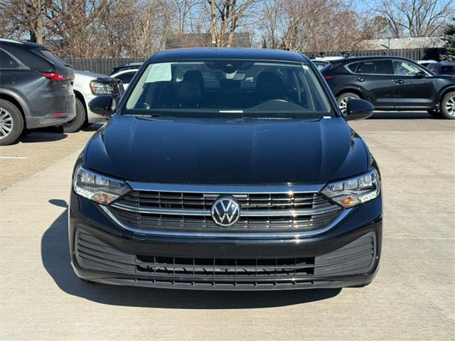 Certified 2023 Volkswagen Jetta SE w/ Panoramic Sunroof Package image 2