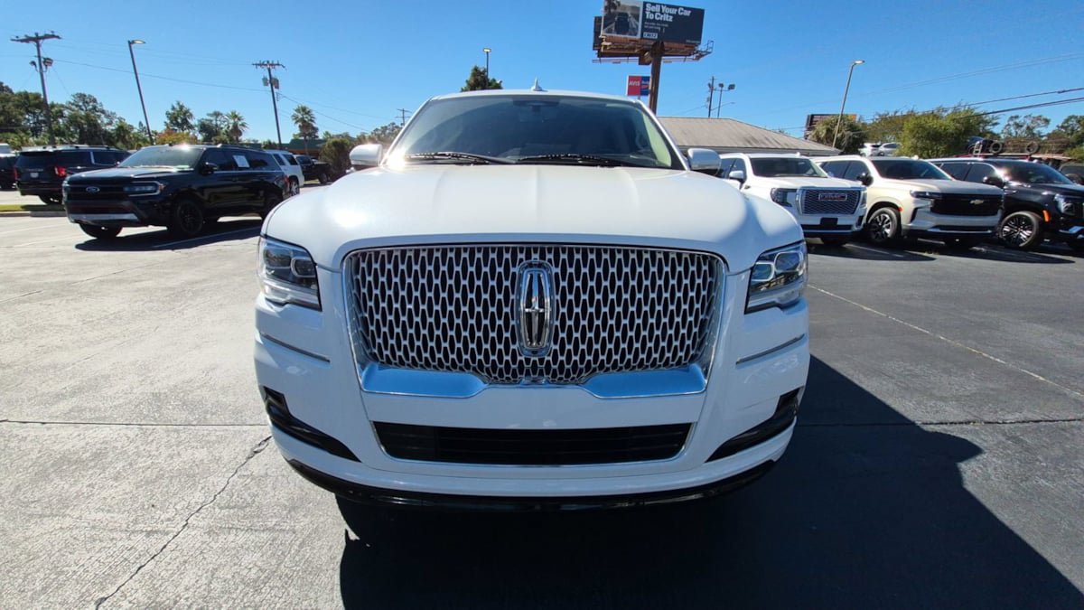 Used 2024 Lincoln Navigator Reserve AWD/4WD image 3